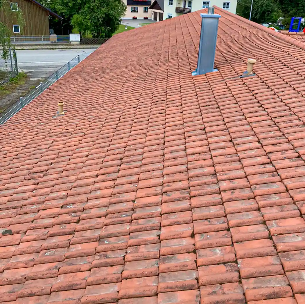 Nach der professionelle Dachreinigung von Kiendl Dienstleistungen