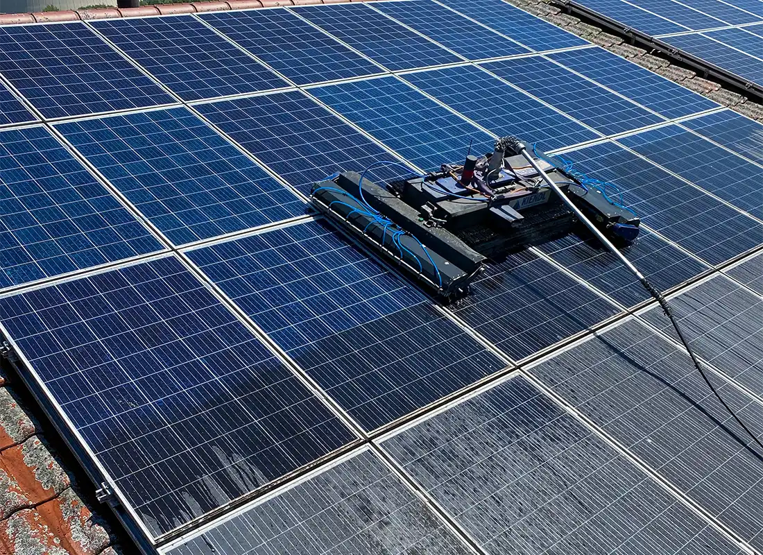 Reinigung von Photovoltaikmodulen für mehr Stromproduktion