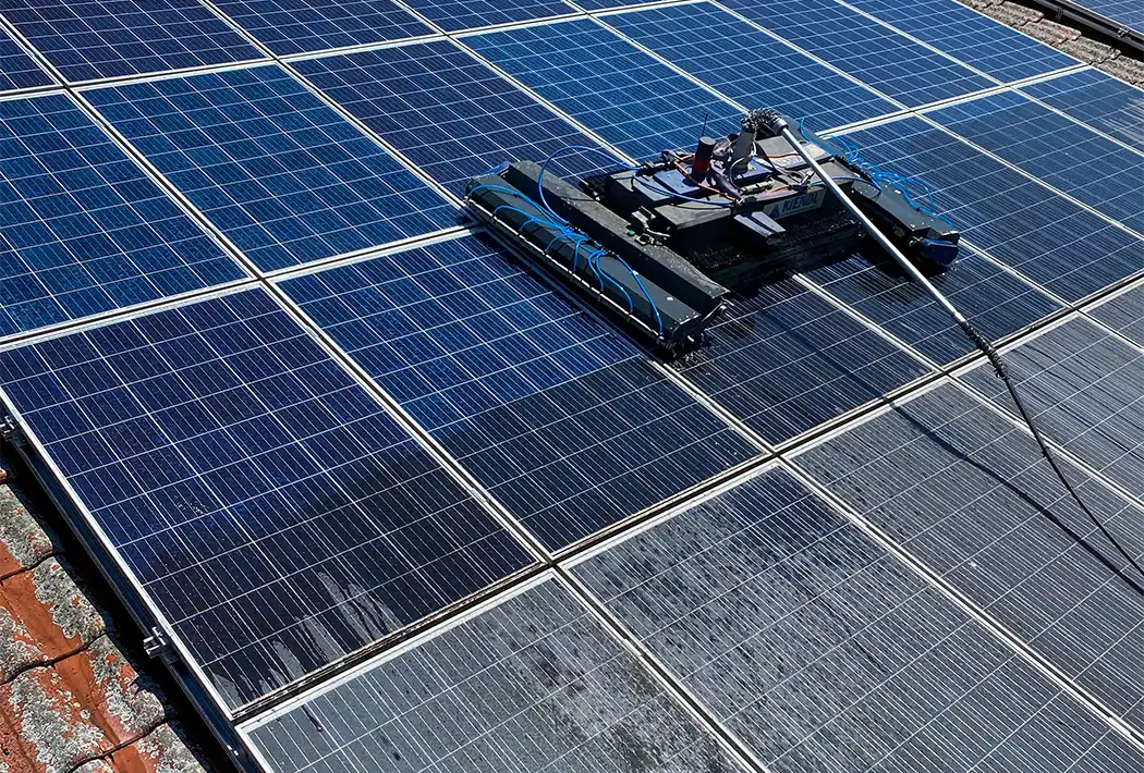 Reinigung von Solarmodulen für bessere Stromproduktion