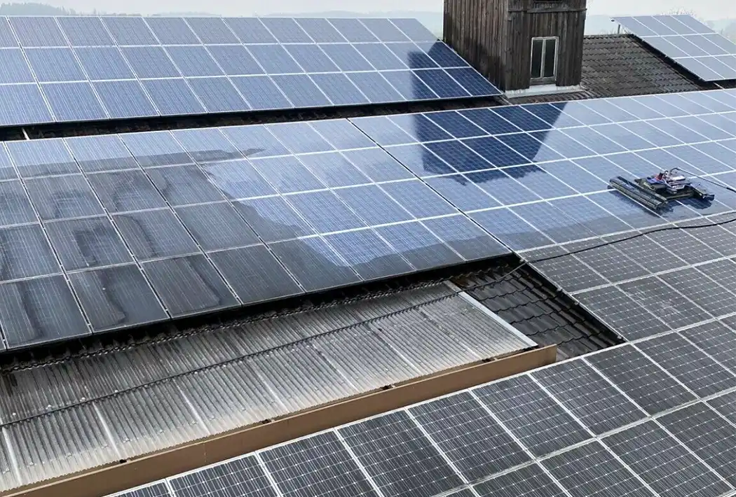 PV Reinigung einer Solaranlage in Regensburg durch Kiendl Dienstleistungen